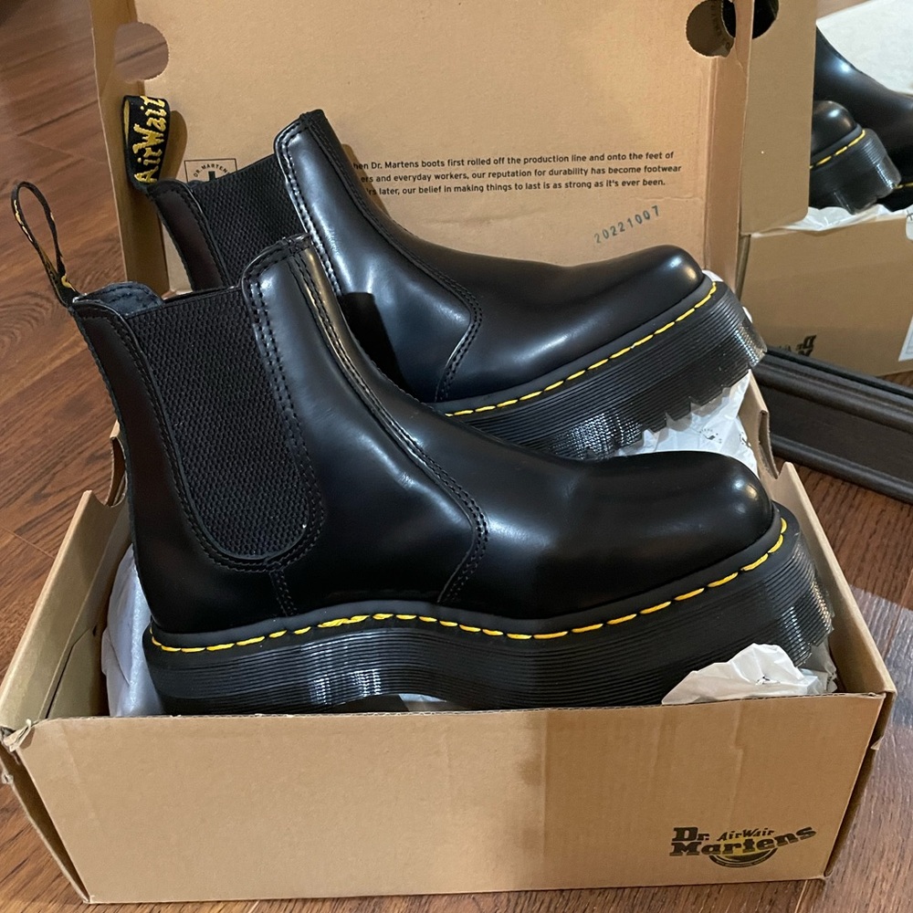 LIKE NEW - DOC MARTENS 2976 SMOOTH LEATHER PLATFORM CHELSEA BOOTS
